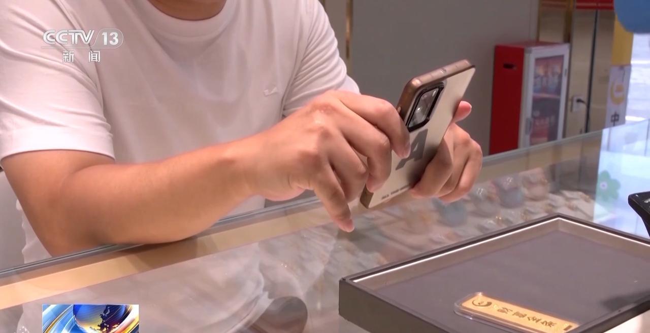 广东广州，一男子拿着“付款二维码”去买金条，付钱付到一半时，男子却突然离开金店，