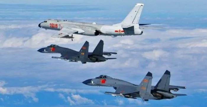 美军飞行员被俄军战机逼到极限，紧急升空拦截俄军图-95战略轰炸机。两架飞机最近时