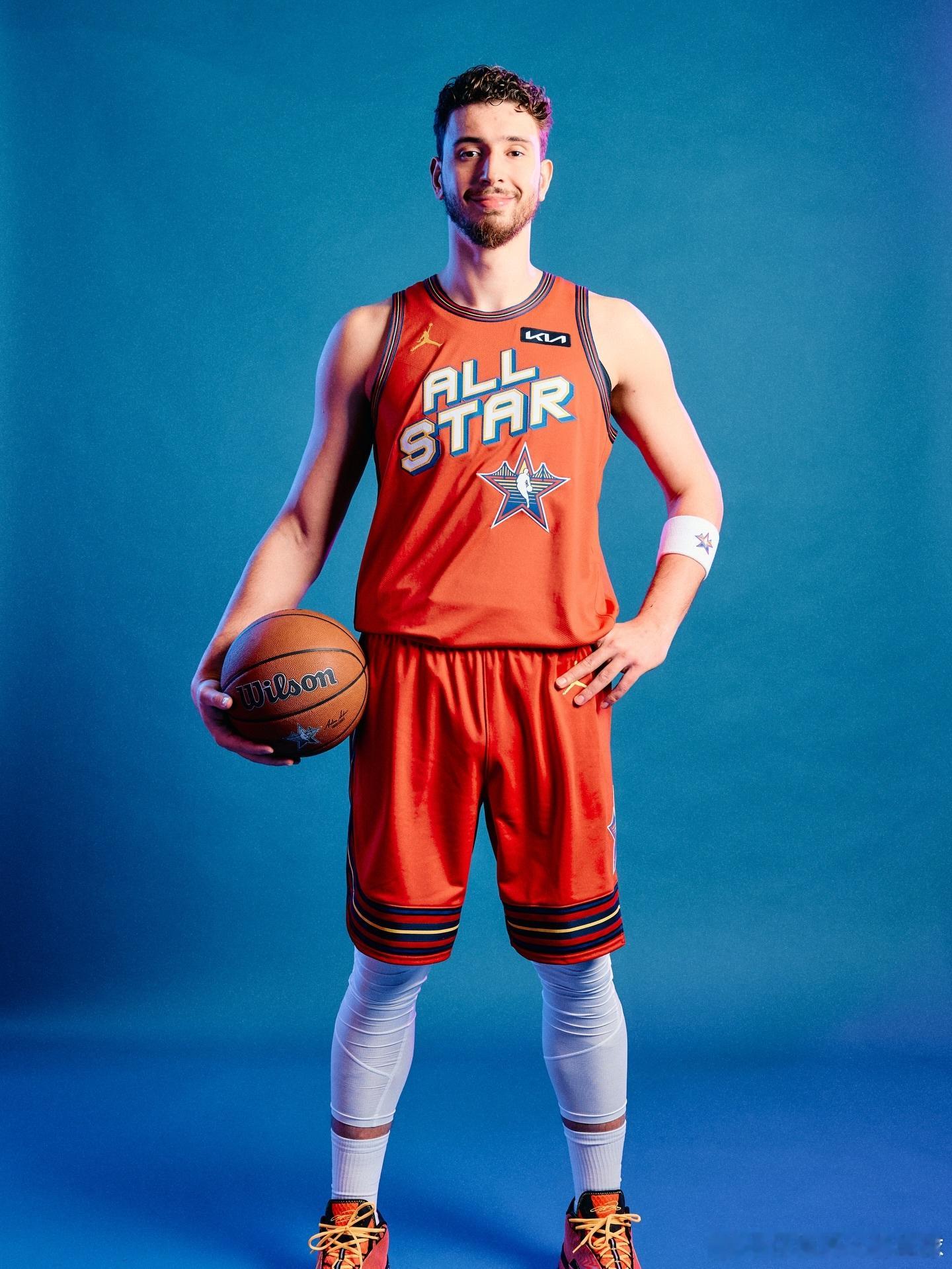 申京晒照并配文总结2025年：“这对我来说是非常特别的一年。感谢所有支持我、陪伴