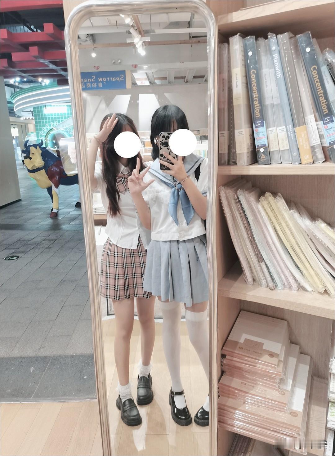 隔壁老六家的女儿非要和我妹妹谈恋爱，怎么办啊？这俩也领不了结婚证啊？不给在一起就