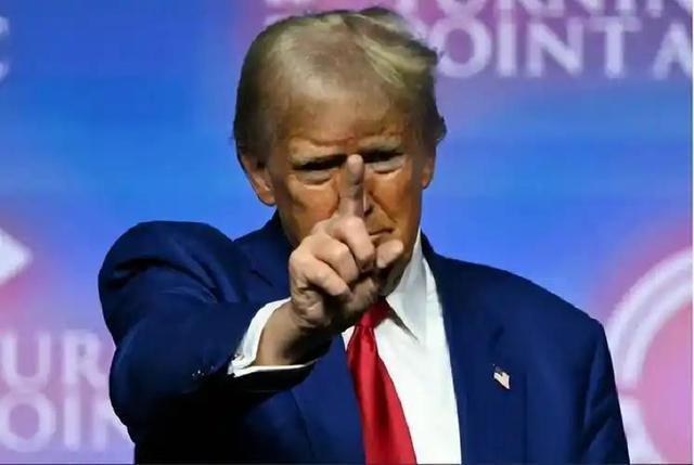 美国总统特朗普10月15日对中国喊话道：“我认为，中国故意不购买我们的大豆，并给