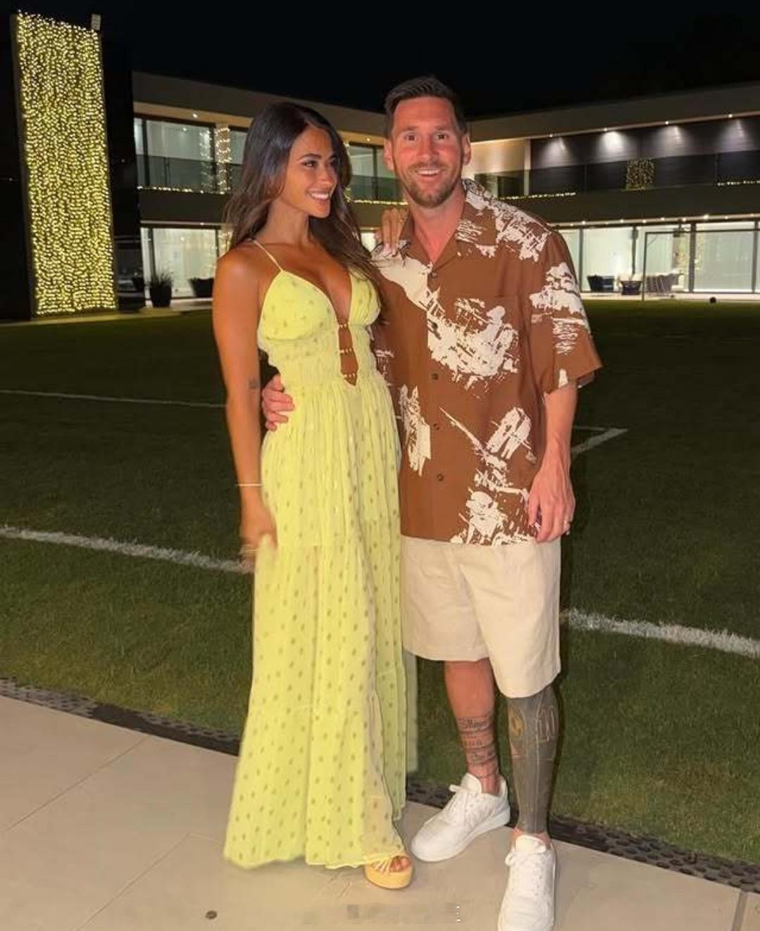 幸福！安东内拉晒与梅西合照：圣诞快乐