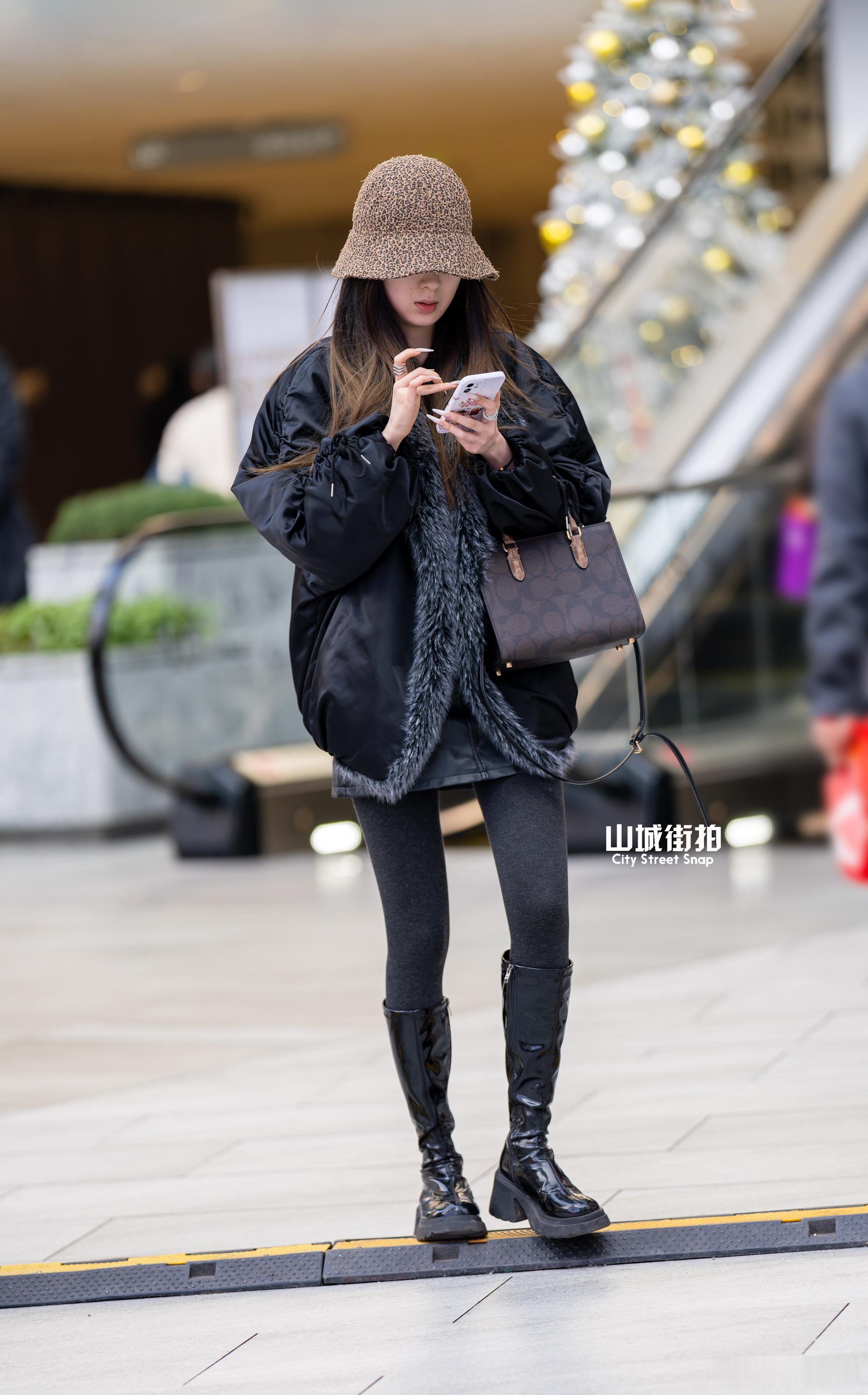 玩手机注意脚下安全~ 