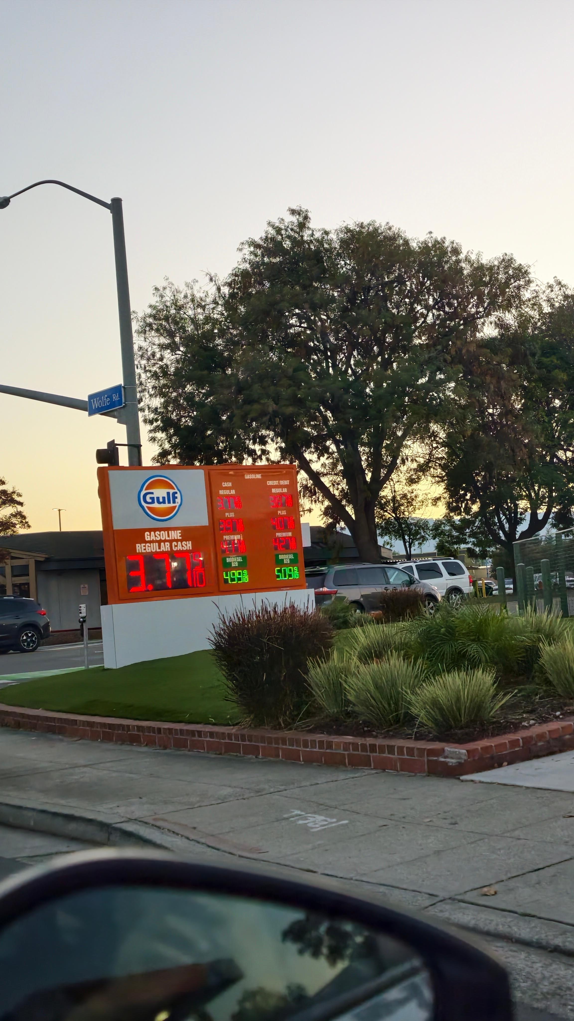 刚顺手拍了拍国外的油价3.77一加仑  1加仑 ≈ 3.785升这价格怎么样 