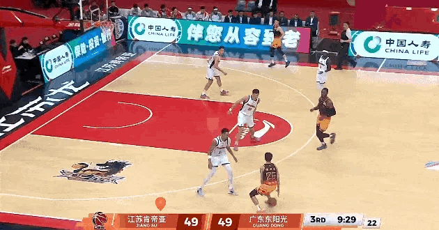 防个庞峥麟都是弱延误，干脆站在那别动了。反正人家没篮，可以放的。真是牛头不对马嘴