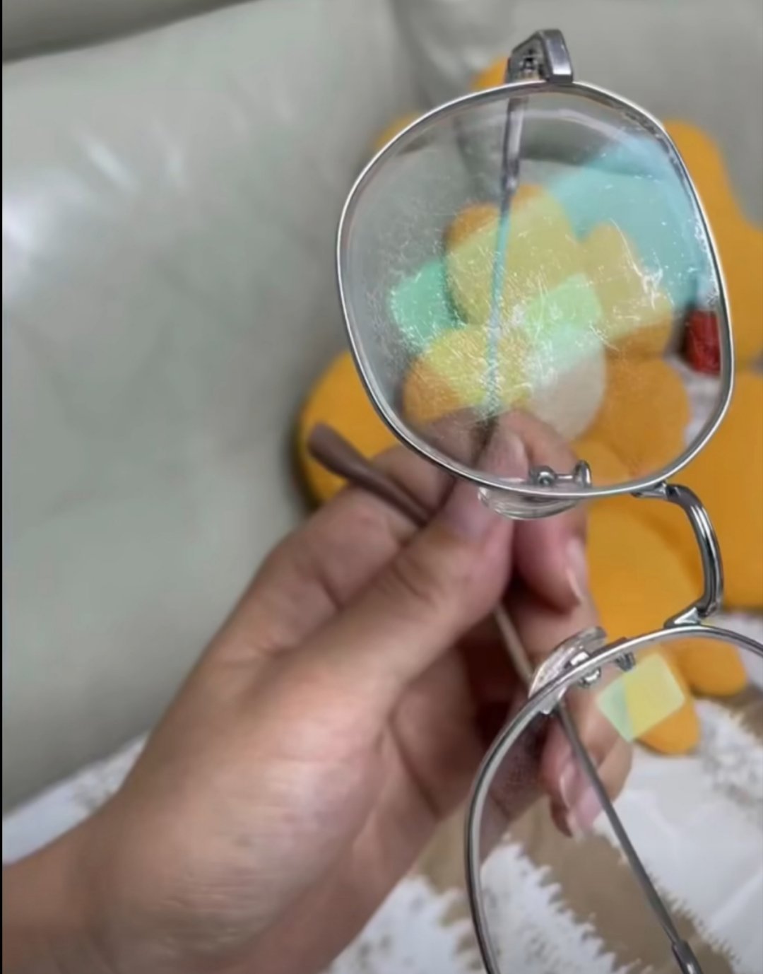 当我用洗洁精洗眼镜一年后我以为点进来可以学到怎么清洗镜片，结果看到最后才发现镜片