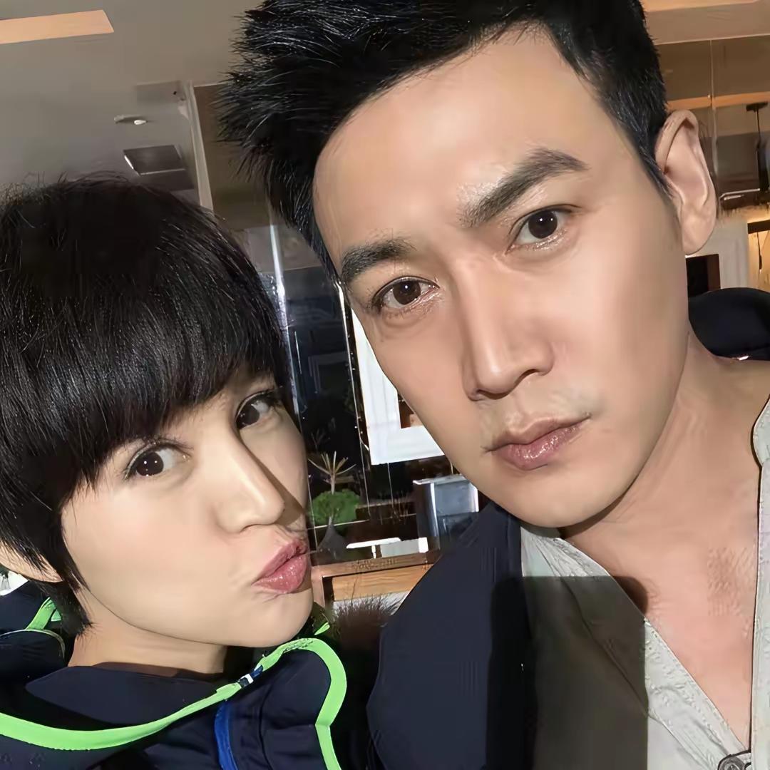 和他在一起，只能一脸严肃，一本正经，一板一眼，一丝不苟。
和他在一起，轻松快活，