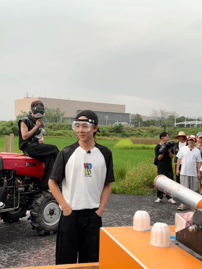 赵小童 十个勤天一线站哥 谁懂啊！赵小童发的幕后live图太有梗了，还管自己叫一