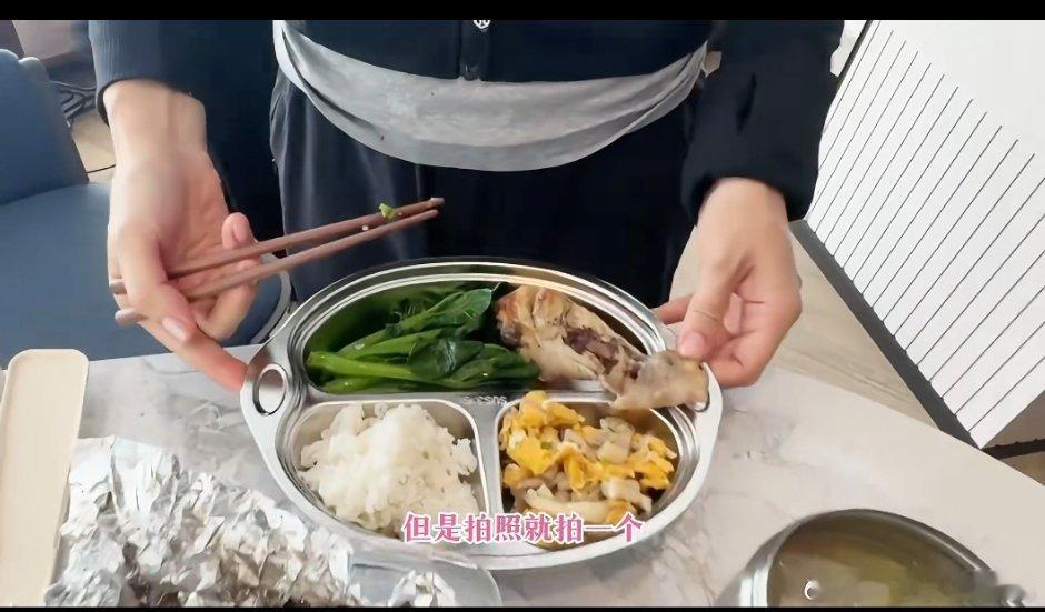娘娘这饭量可以啊，她说要吃俩鸡腿但是就拍一个[笑cry] 我以为女明星典礼前就吃