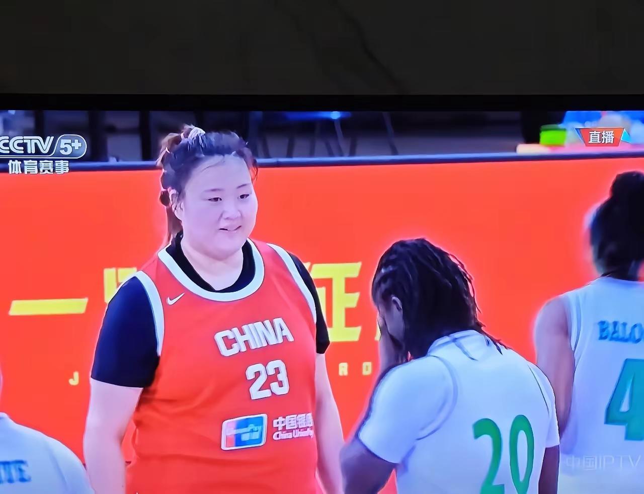 没三分能力，突破也难，就算偶尔突进去了，也不容易投进。唯一的办法就是把球传给中锋