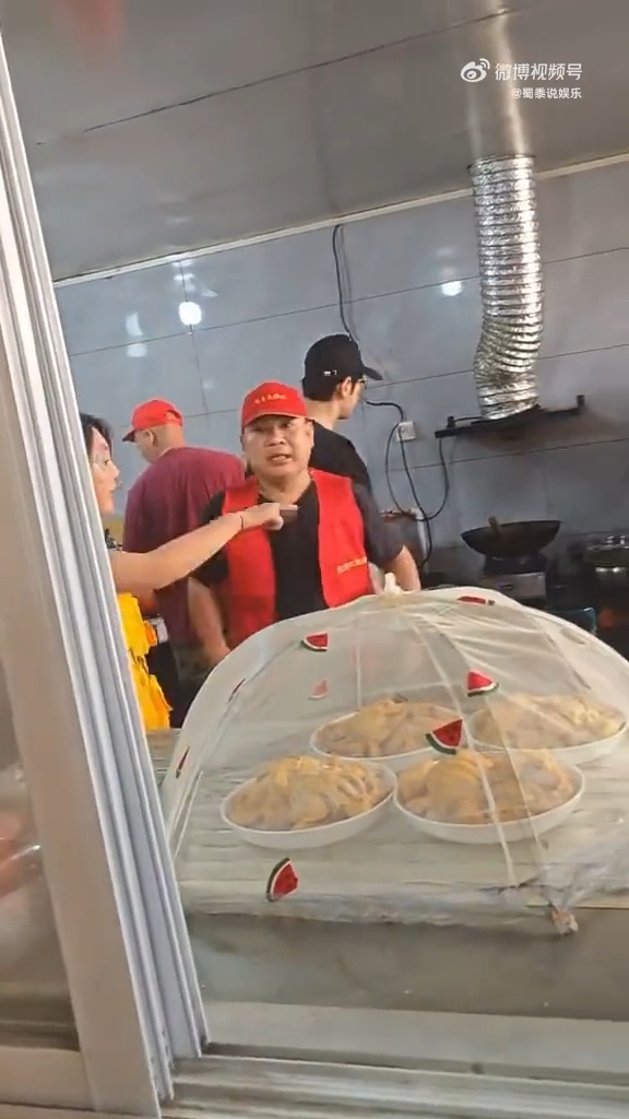 灾区偶遇黄晓明做饭黄晓明给受灾群众做饭 黄晓明这波真的太圈粉了！悄悄跑到灾区一线