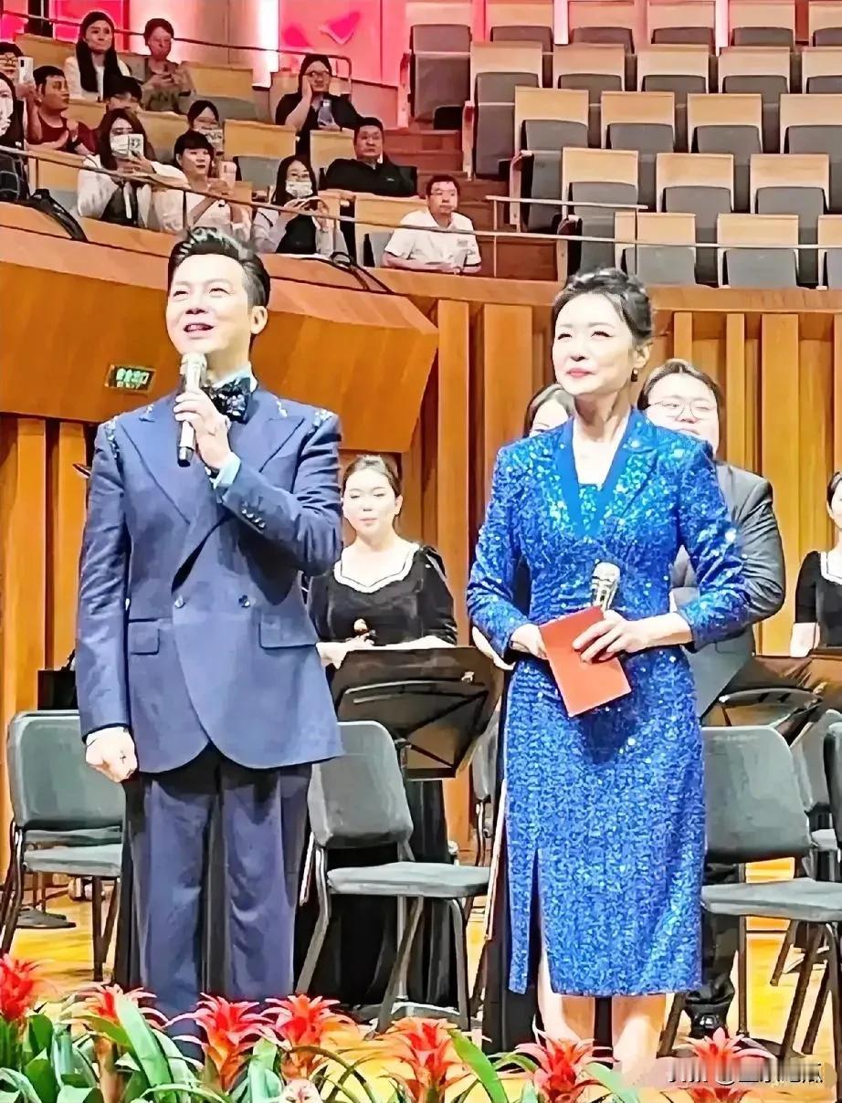 央视名主持人周涛的美不可挑，气质儒雅端庄大气，但近期和主持人鲁豫一起主持约音乐会