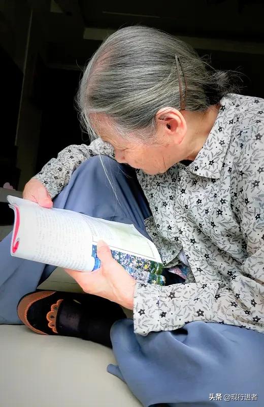 历史长河奔涌向前，南洋潮水冲刷出无数悲欢离合。在这幅斑驳的时代画卷里，镌刻着忠贞