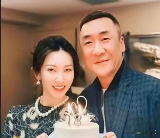 这是章子怡的哥哥和嫂嫂，嫂子美丽，洁白皮肤，大眼睛，气质不错，比明星不差。哥哥章