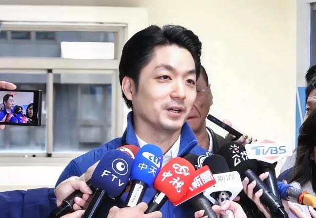 台北市长蒋万安整天对两岸问题提“尊严”，老蒋的铜像被人拆除、泼红漆你的尊严在哪里