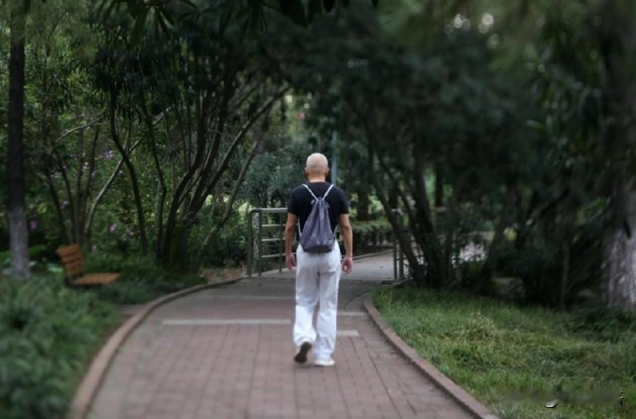 人到中年，如何释放自己内心的苦与乐

人过中年，天过午。
人生下半场，善待好自己
