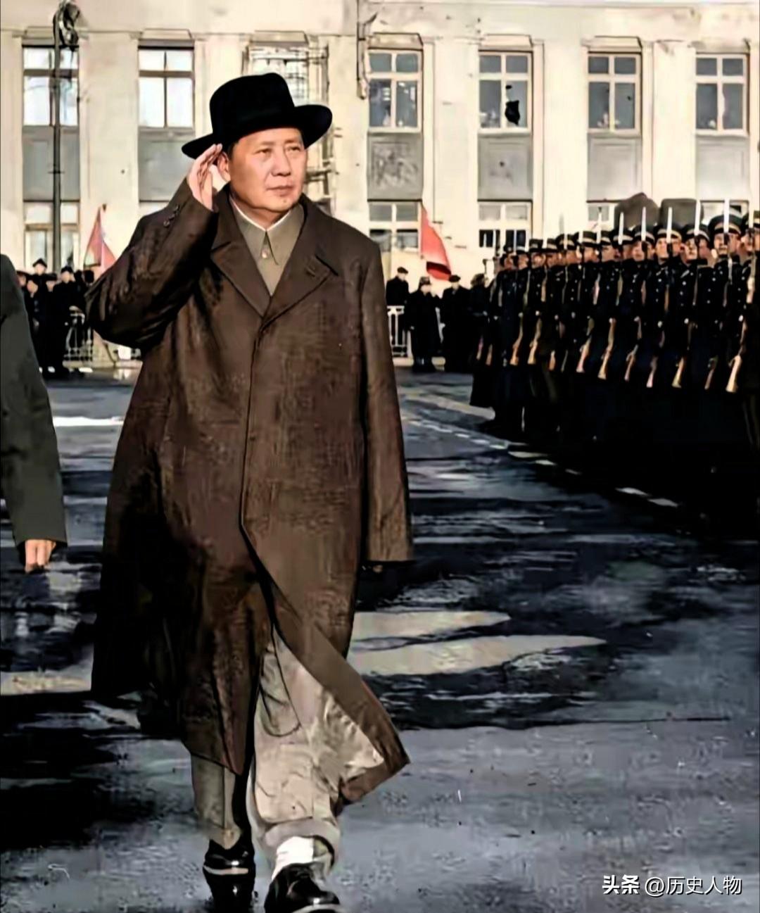 1957年毛主席出访苏联，在机场检阅苏军仪仗队并回礼，身姿挺拔，尽显领袖气度。
