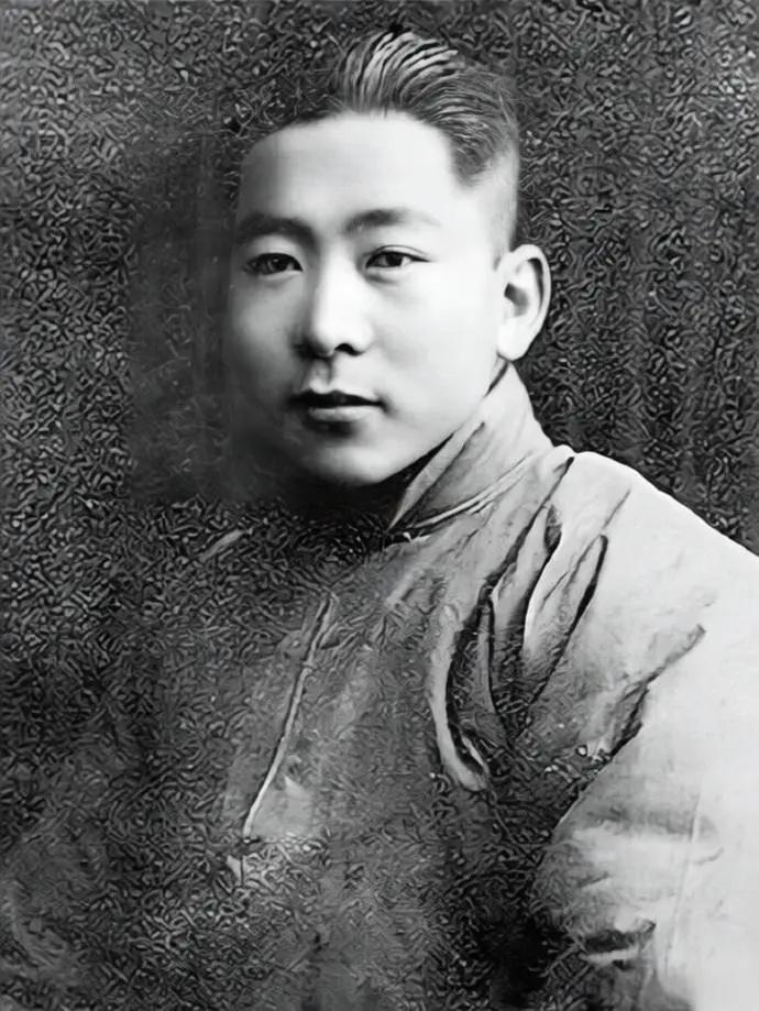 照片中的青年是陈独秀次子陈乔年，26岁英勇就义，他一生短暂，大部分时间都在革命秘