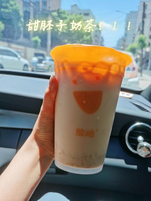 年年立秋，“秋天的第一杯奶茶”都会刷屏网络。它原本是一份简单的小浪漫，如今也成了
