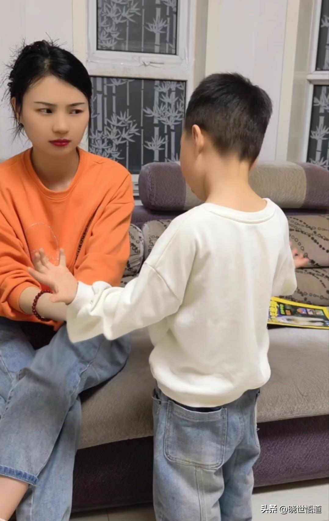 刷到一段母子对话，看完我手里的瓜子都掉了。这哪是母子聊天，分明是一场"家庭资产重