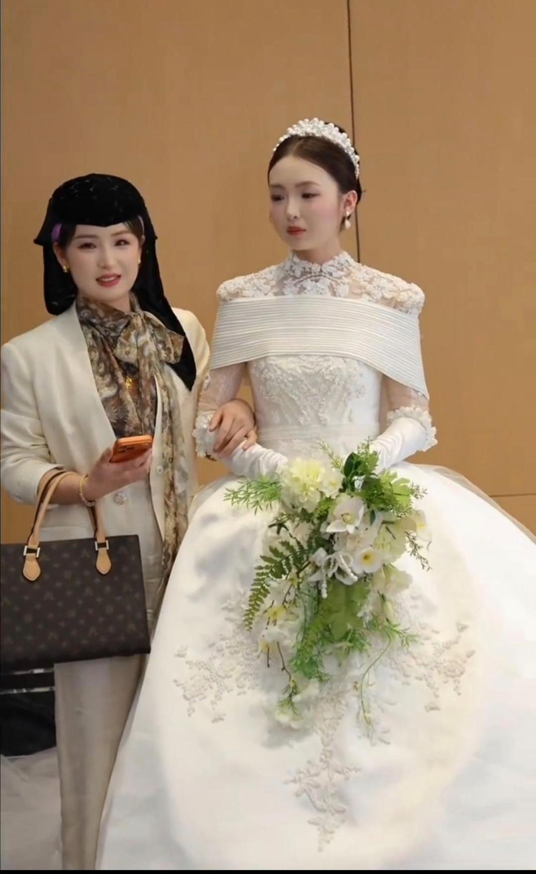 新娘的妈妈才32岁，回族人好漂亮 