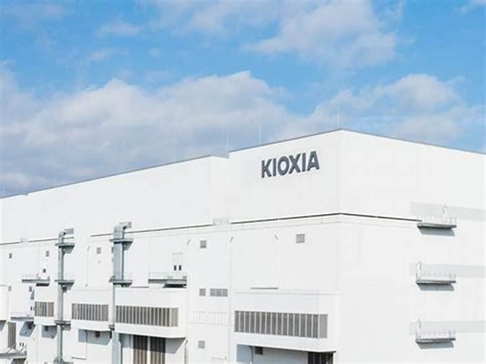 芯片战场的新动向：西部数据和日本Kioxia（铠侠）寻求在8月前达成合并协议。据