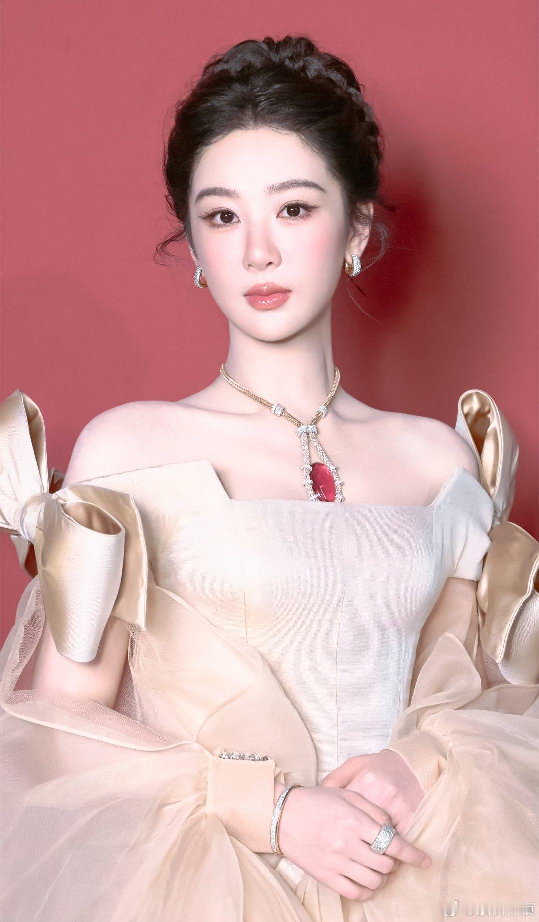 杨紫巴黎珠宝展发型师朱子曰美爆了， 太夯了！！！ 