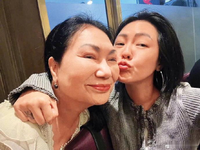 小S被曝肝脏出问题  S妈否认小S健康出问题  据台媒，小S去年宣布戒酒，主因是