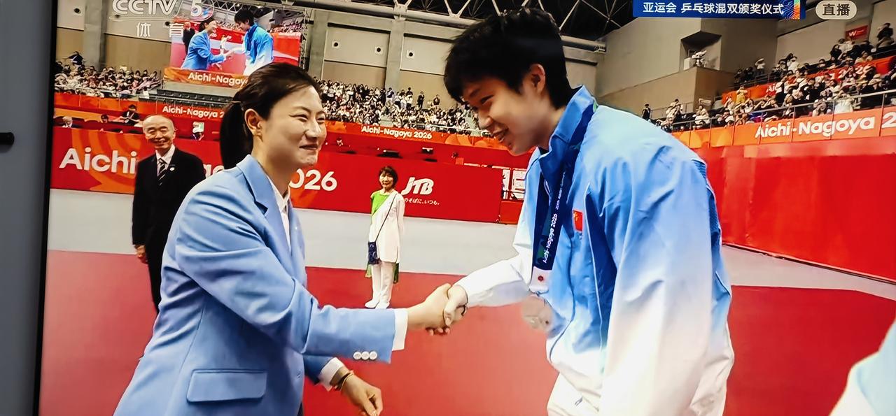 亚运会乒乓球双打比赛颁奖仪式上，这位女颁奖嘉宾是谁？