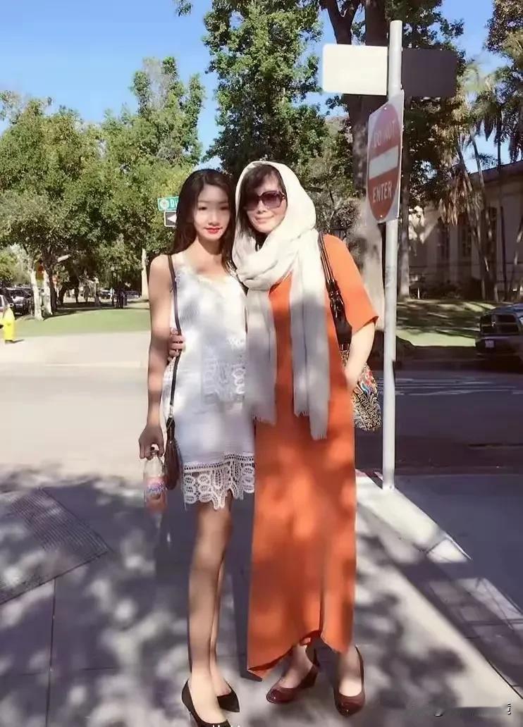 这是87版红楼梦丫鬟鸳鸯的扮演者郑铮和另一个丫鬟紫娟女儿的一张合影。
太可惜了，