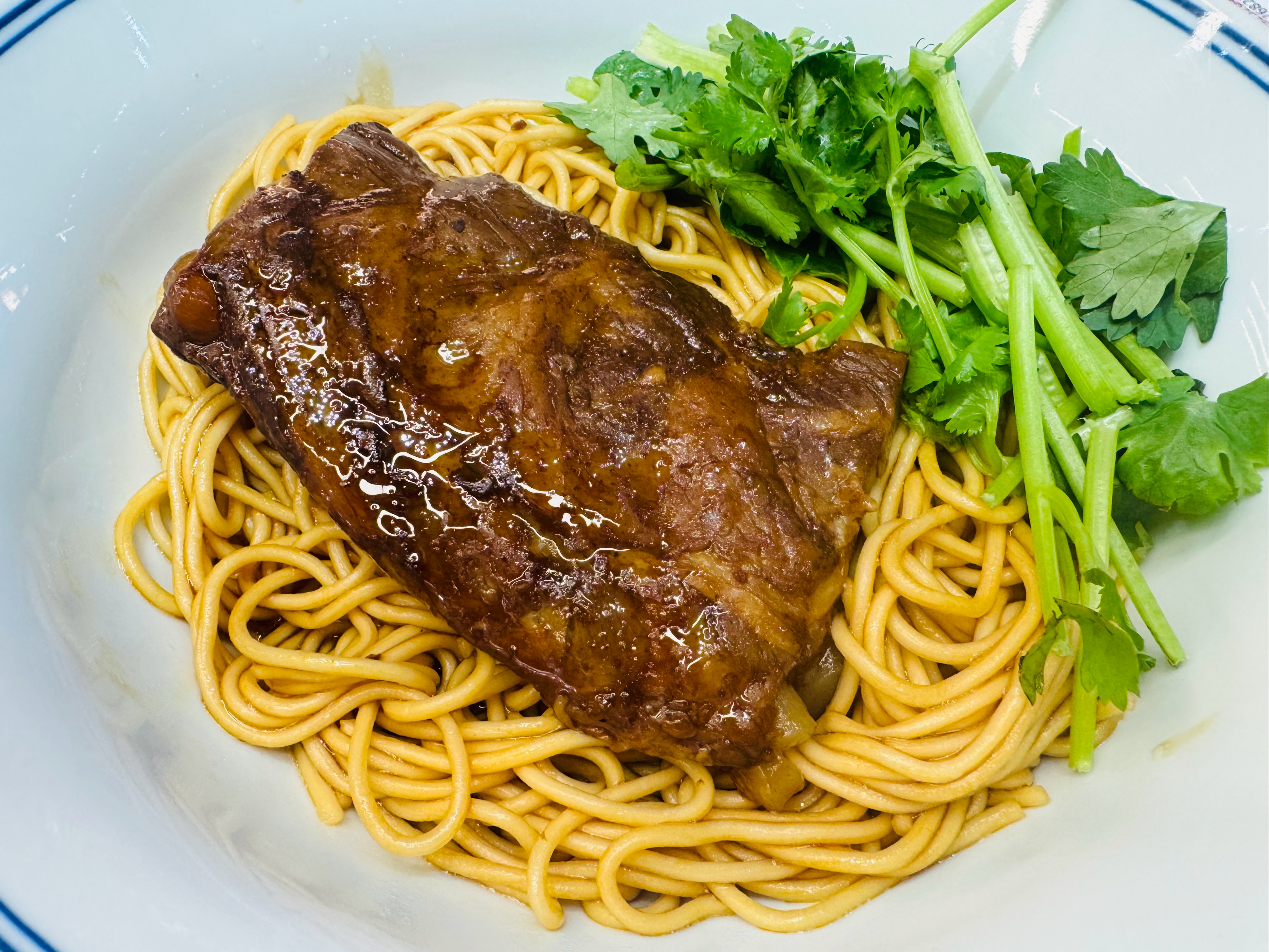 高铁到昆明赶回京的飞机，错过了休息室晚餐时间，赶紧来一碗“预制面”！速度快、味道