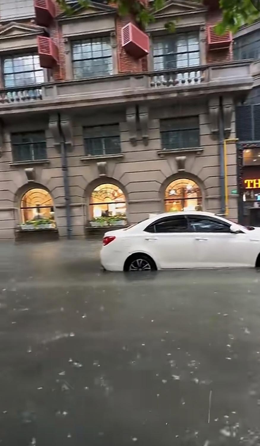 台风来袭！上海武康路出现严重路面积水
 
受台风“白海豚”外围暴雨侵袭，上海武康