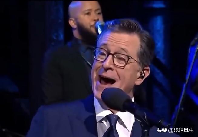 科尔伯特的《深夜秀》最后一秀打破了常规的访谈模式，变成了一场由顶级巨星、演艺界老
