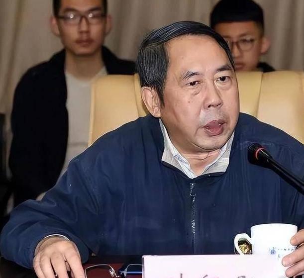 “中国现在向美国投降还来得及！再晚就要‘跪着’了”，7年前中美贸易战正酣之际，一