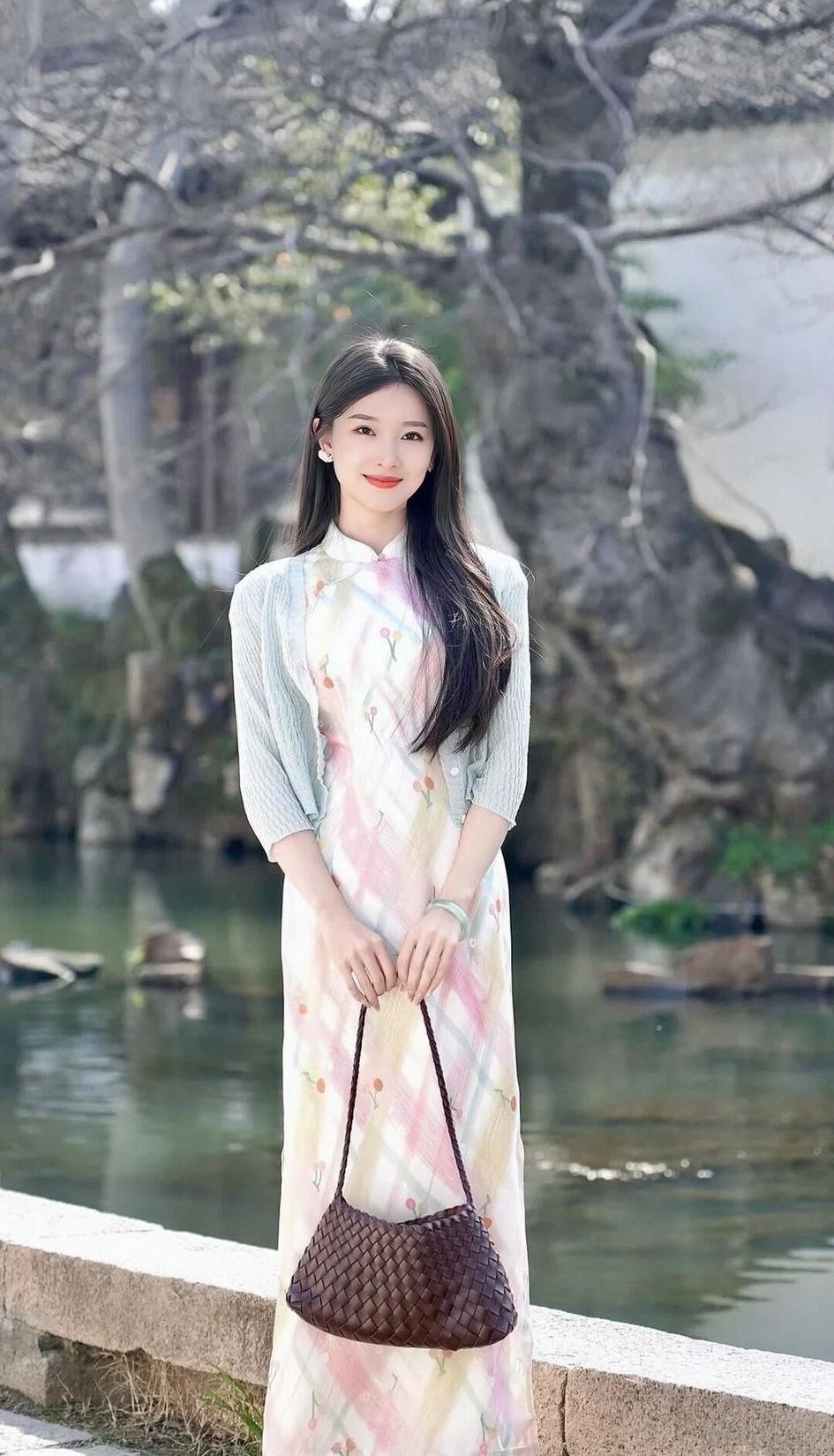 河畔立美人，树影映清波。晒图笔记大赛 你见过穿着简单打扮很气质的女人吗 记录我的