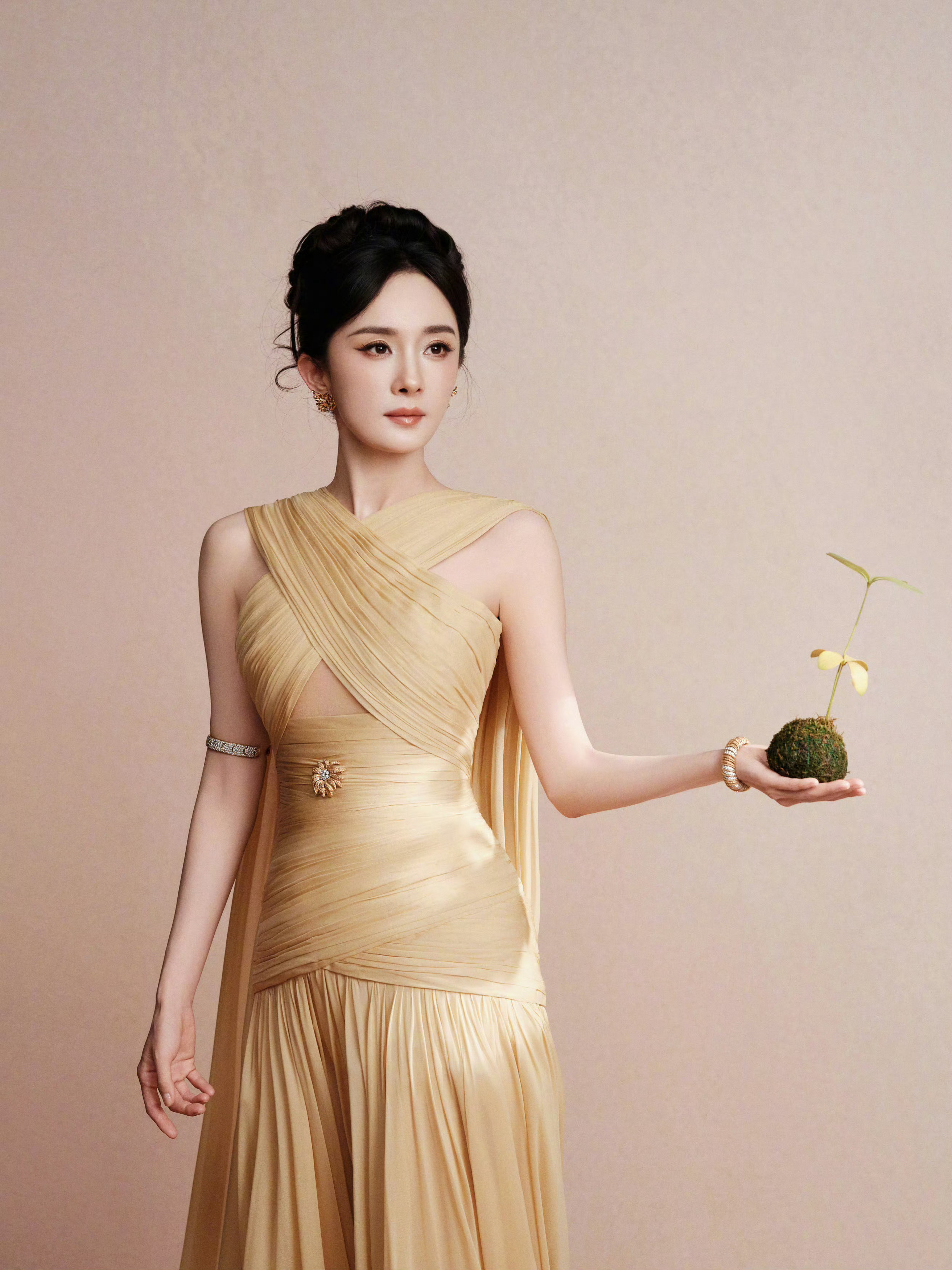 杨幂 ym杨幂宁绣绣 夜色在楼宇间酿成淡酒，月光是浮起的柠檬切片，让梦的软梯垂向