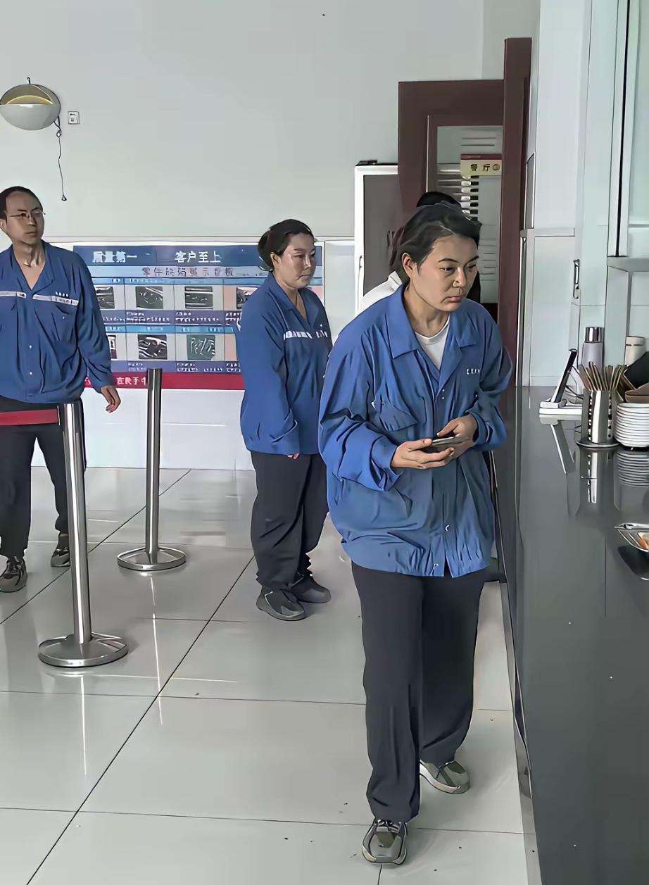 大家看到这些工人的眼神和精神状态有什么感想？我想公司领导应该最喜欢这样的工人，他