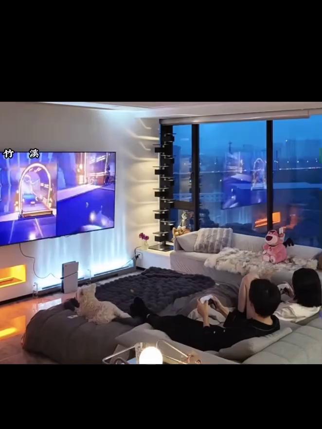 睡同一张床，一起挣钱。下班了做点小菜，喝点小酒，一起散步，一起窝在床头追剧。没有