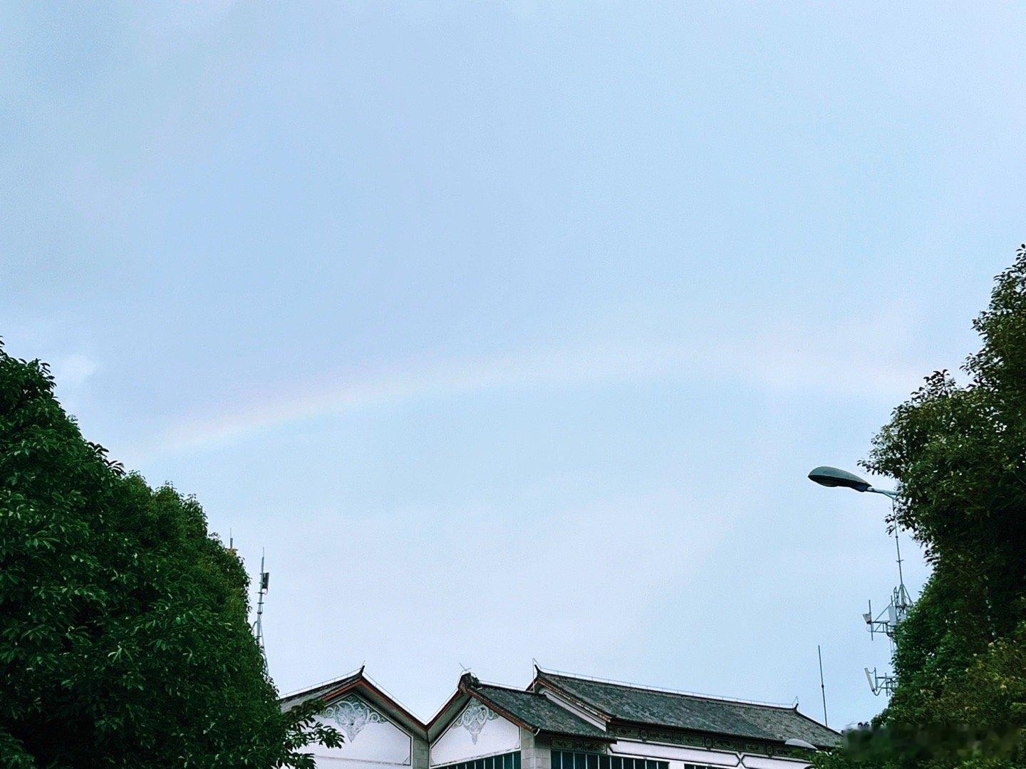 离开三月街拐个弯彩虹🌈在天傍晚此时此刻 20260708。周三。五月廿四。冒个