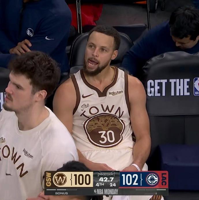 眼瞅勇士要输，果断六犯离场！库里的小把戏2016年总决赛骗过勇士球迷，今天又来一