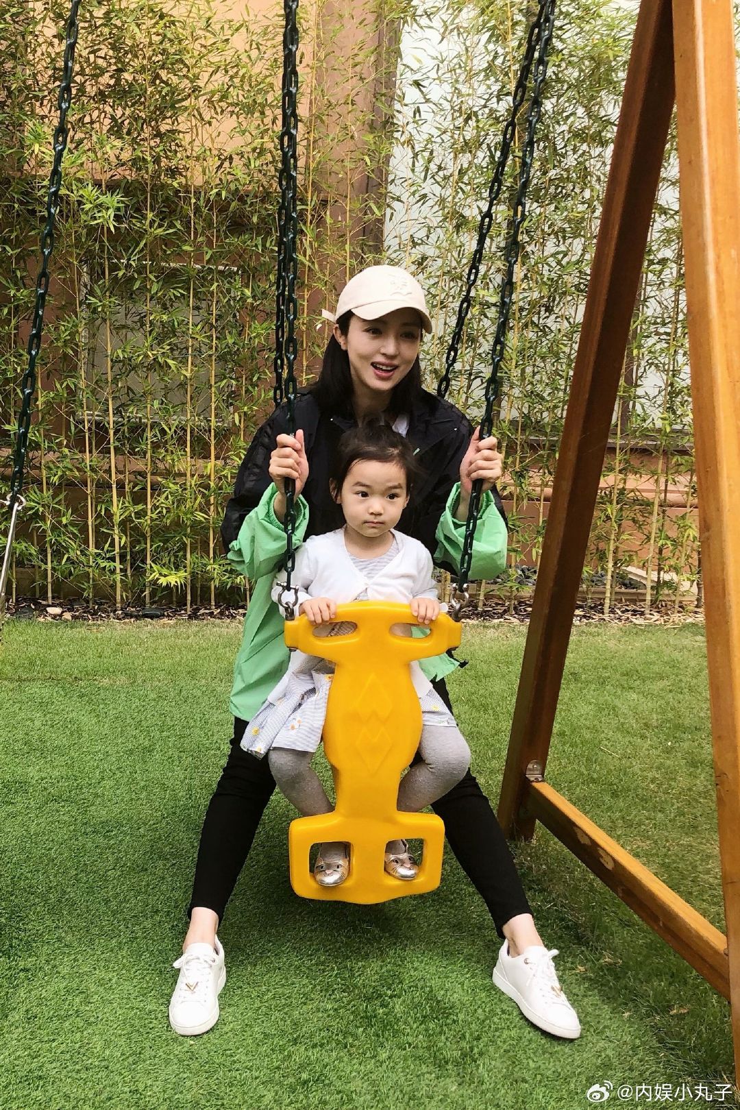 董璇晒小酒窝婴儿照小酒窝和爸爸长得好像董璇晒小酒窝婴儿照，不仅记录了小酒窝的成长