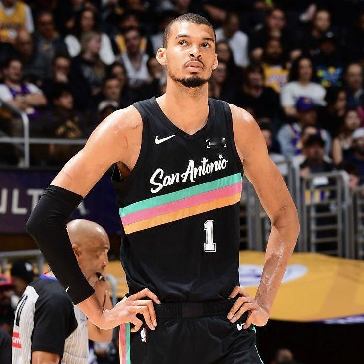 雷迪克批评球队防守，开场后对文班亚马的防守毫无斗志，直接被他打崩了：“除了防守烂