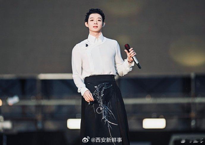 【】11月16日，霍尊在音乐节演出多首代表作，引发网友关于其复出的讨论。据媒体报