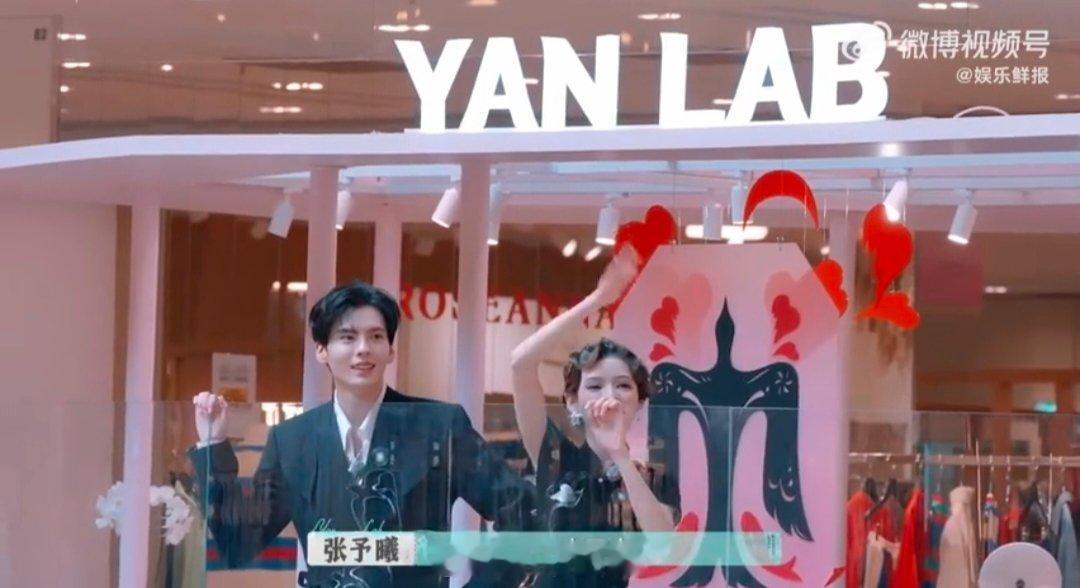 张予曦黑旗袍硬控巴黎风情巴黎合伙人 谁看了不说张予曦美！颜YANLAB老佛爷分店