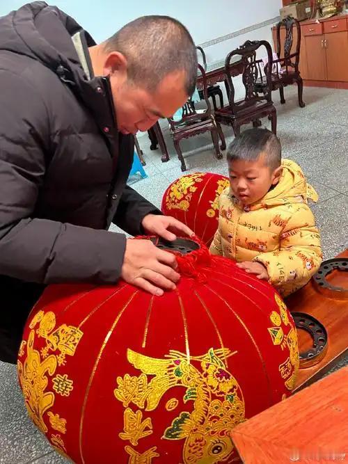 新年生活真是丰富多彩，不同人有着不同的过年方式。在山东，有网友吐槽楼洞里的储藏室