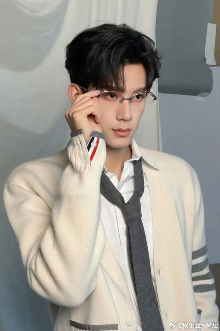 林沐然光屁股时期林沐然模糊的画质清晰的屁股 点开确实没绷住。孩子确实不穿裤子，但