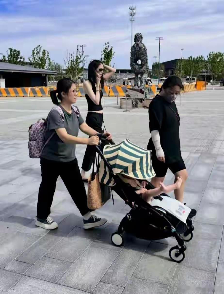 果然有钱人才能没负担地生孩子。看到何穗带娃出游，身边跟着两个保姆轮流照顾，她啥也