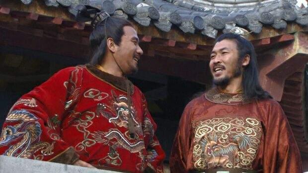 公元1376年，朱元璋纷纷邀请徐达共进美酒，饮至酒兴烈，朱元璋毫不保留地为徐达斟