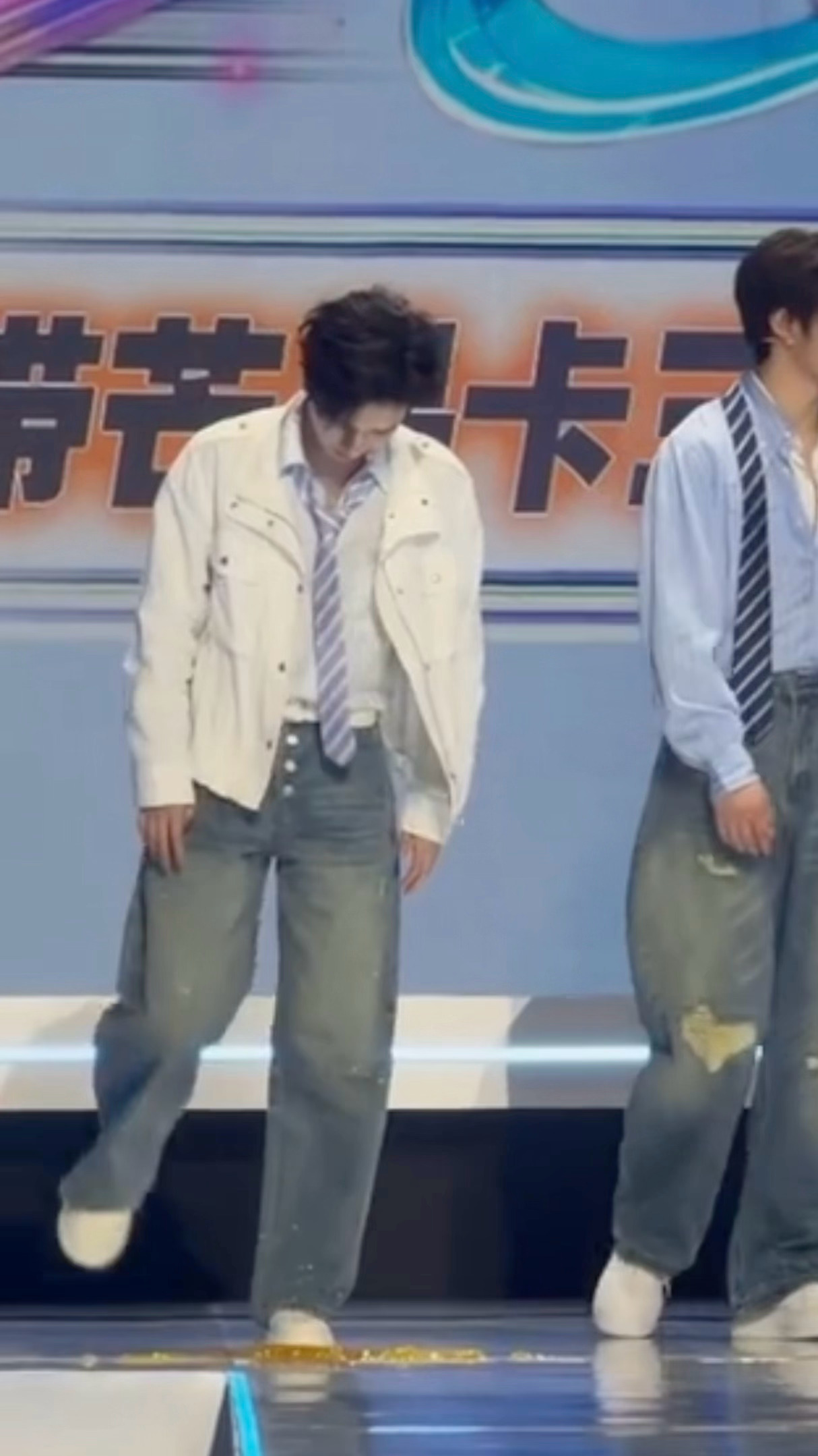 对着这里笑了五分钟 