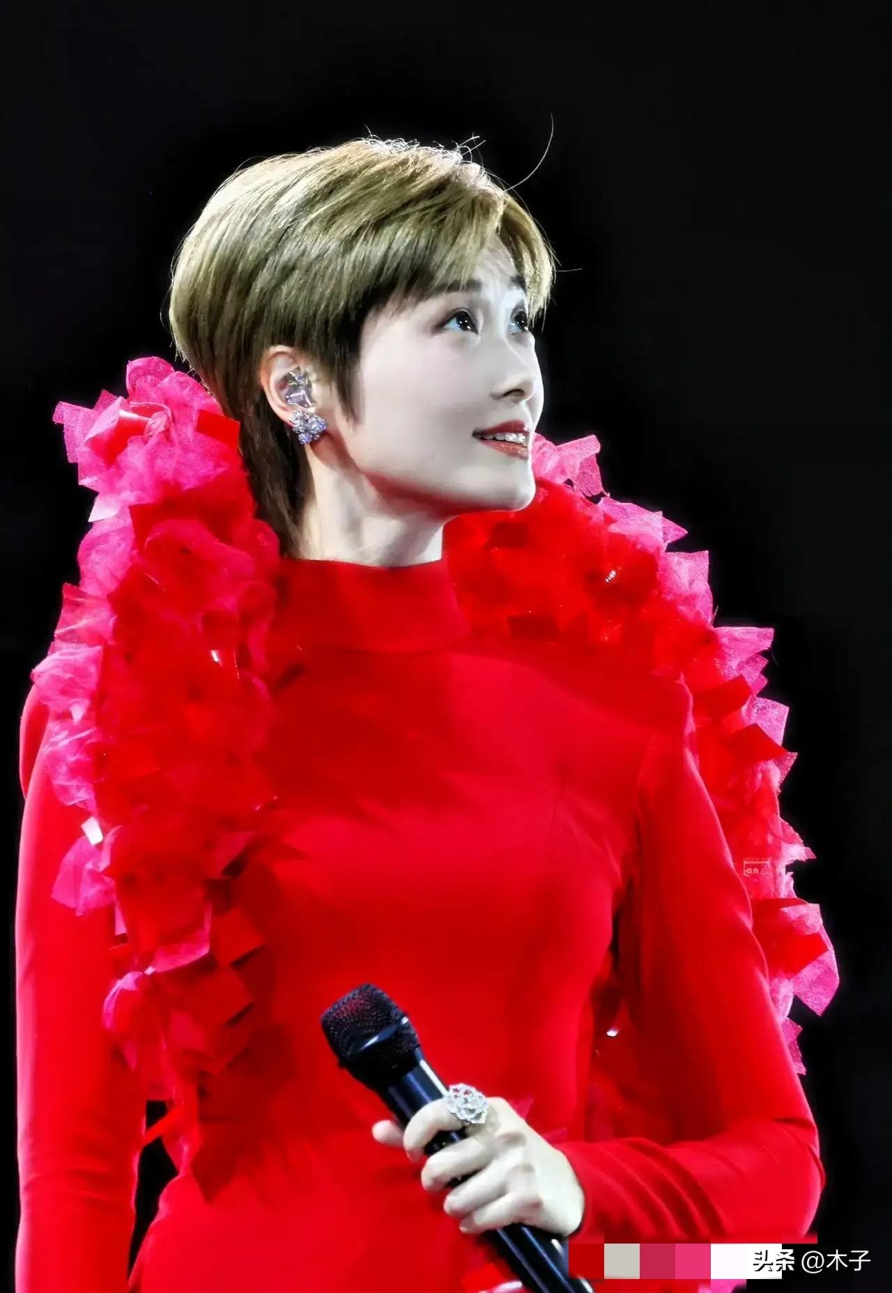 出道21年，李宇春依然是华语乐坛不可复制的顶流。上海演唱会新造型亮相，最难得的是